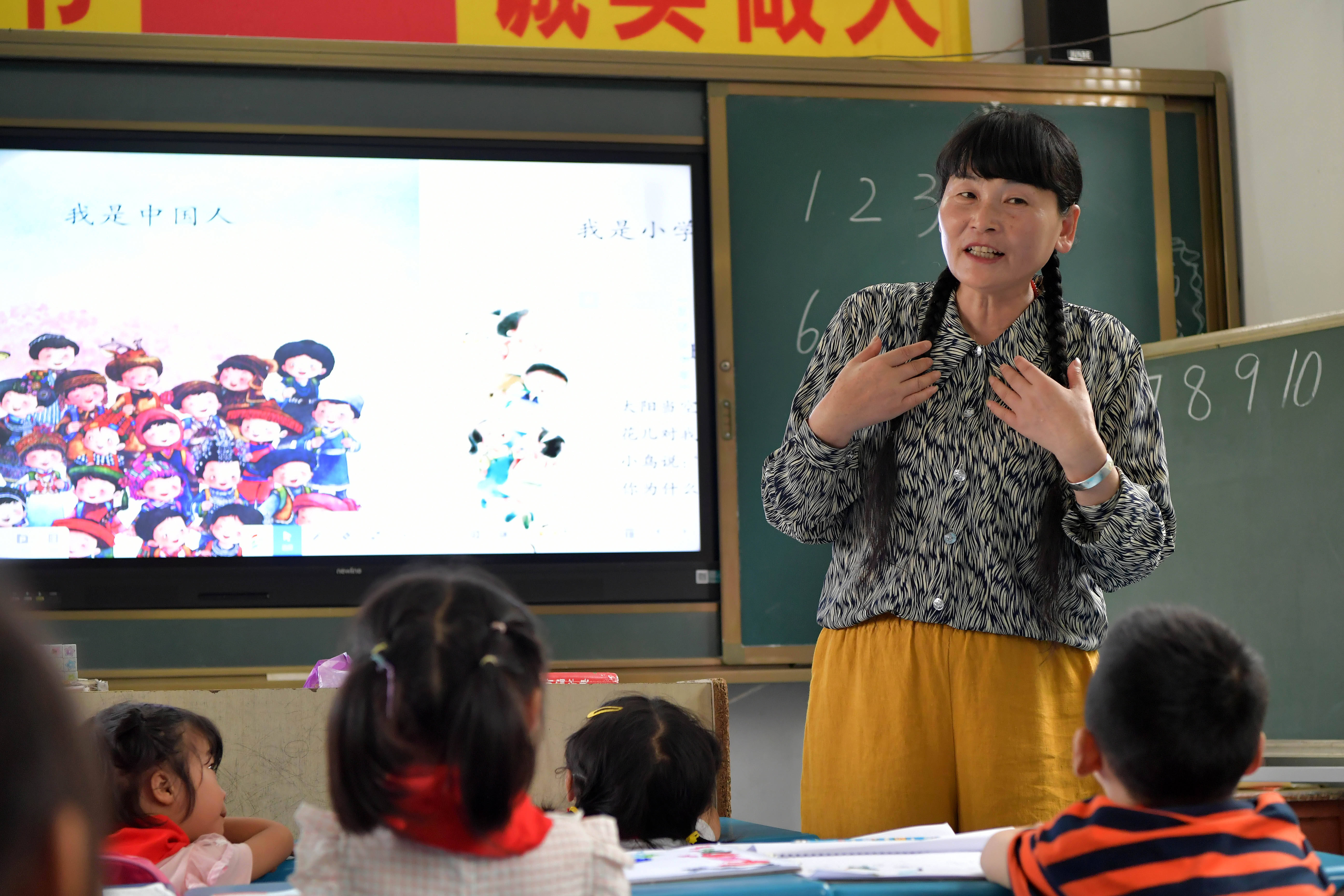 是少年在江西奉新县澡下镇白洋教学点,支月英在给学生上课(9月2日摄)