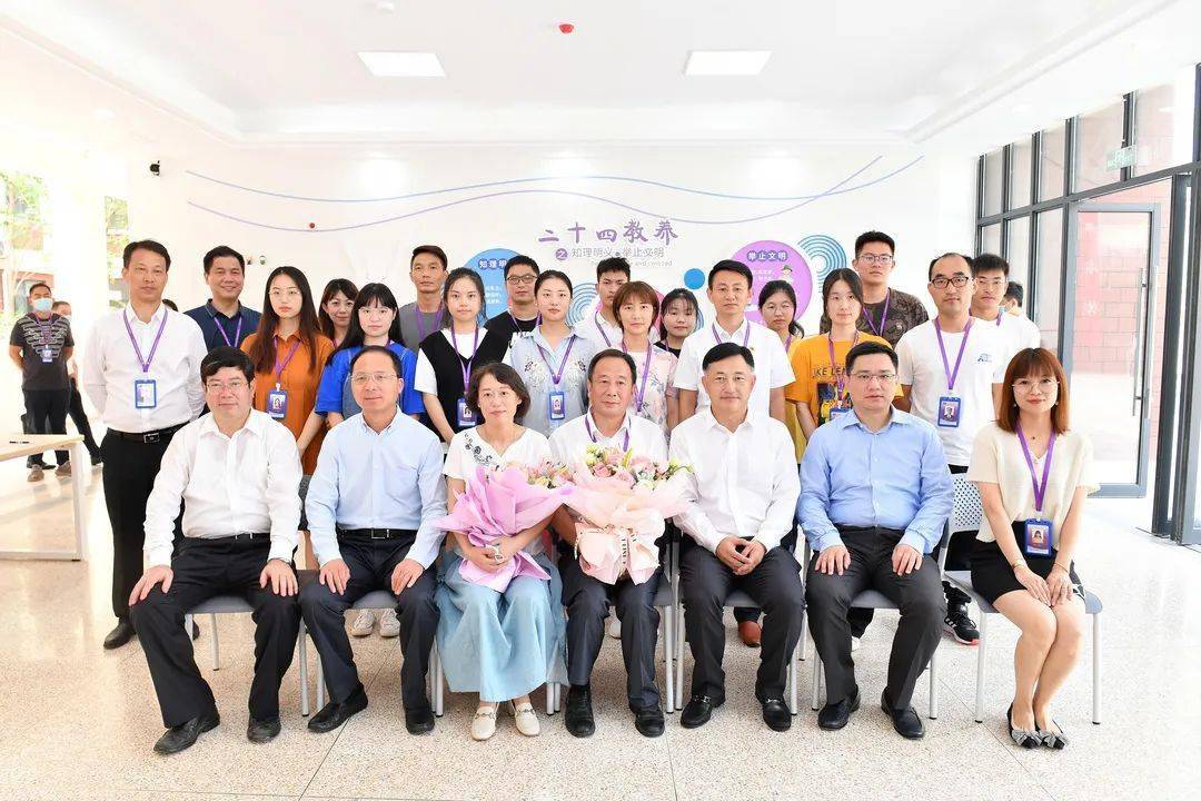 李铭王国荣看望慰问一线教师努力培养德智体美劳全面发展的人才