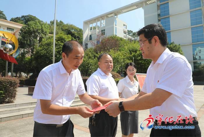 王胜文,吴金珠一行走进宁化一中,看望慰问优秀教师代表,向他们以及