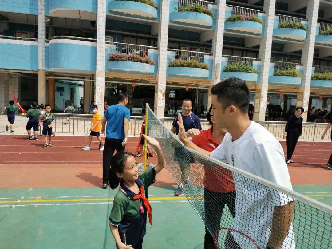 冠军来车陂小学啦和同学们一起度过难忘的教师节