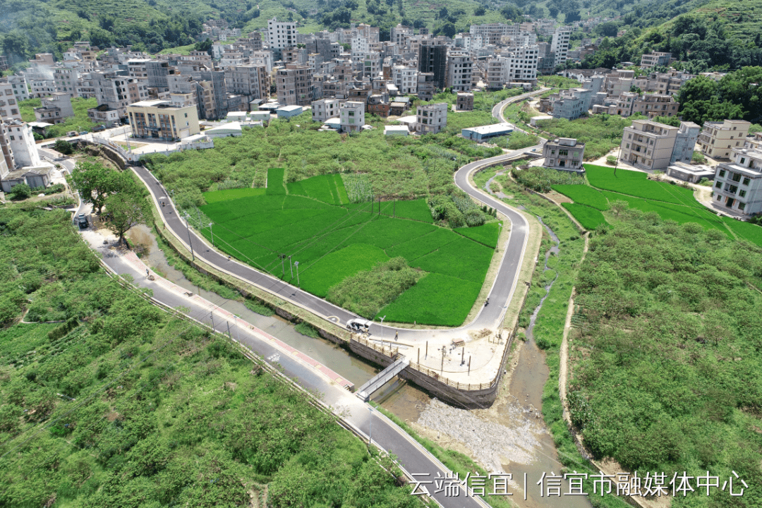 治理后的茶山河(鸟瞰图)经过一年建设,信宜市茶山河茶山镇段治理工程
