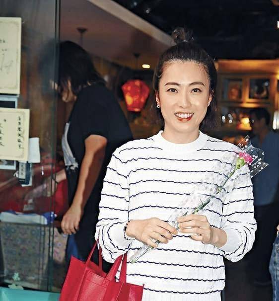 70岁刘銮雄3岁小女儿正面照曝光,模样像爸双手托脸呆萌可爱,41岁甘比