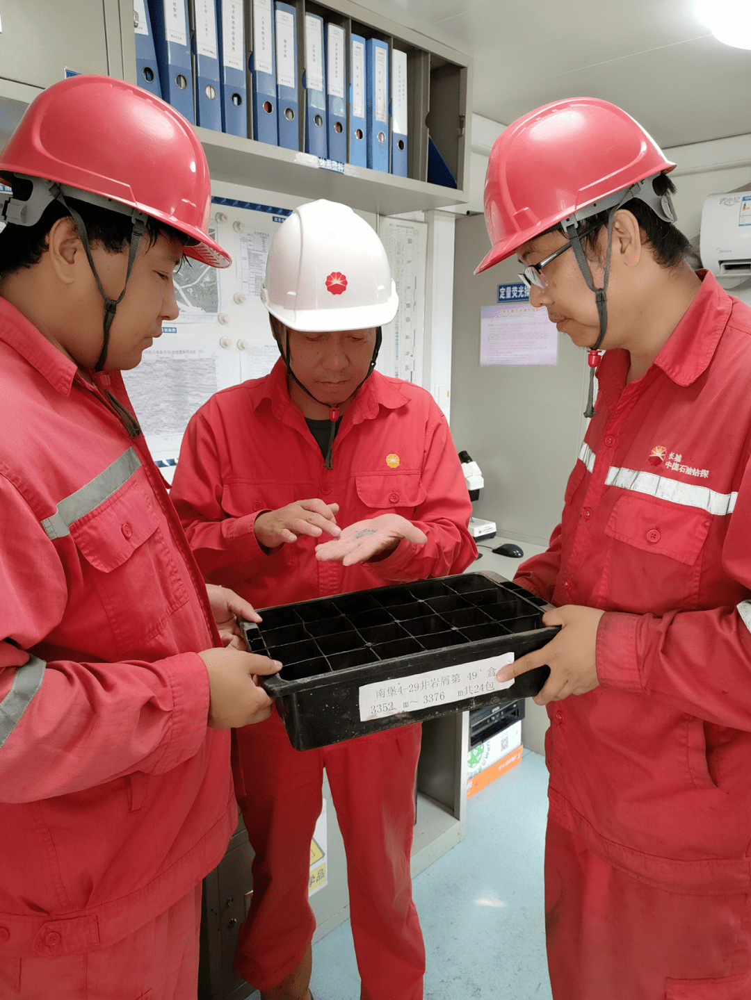 师傅郭明科(左)与徒弟关浩男师傅梁超(右)与徒弟苏诗航这是录井公司导