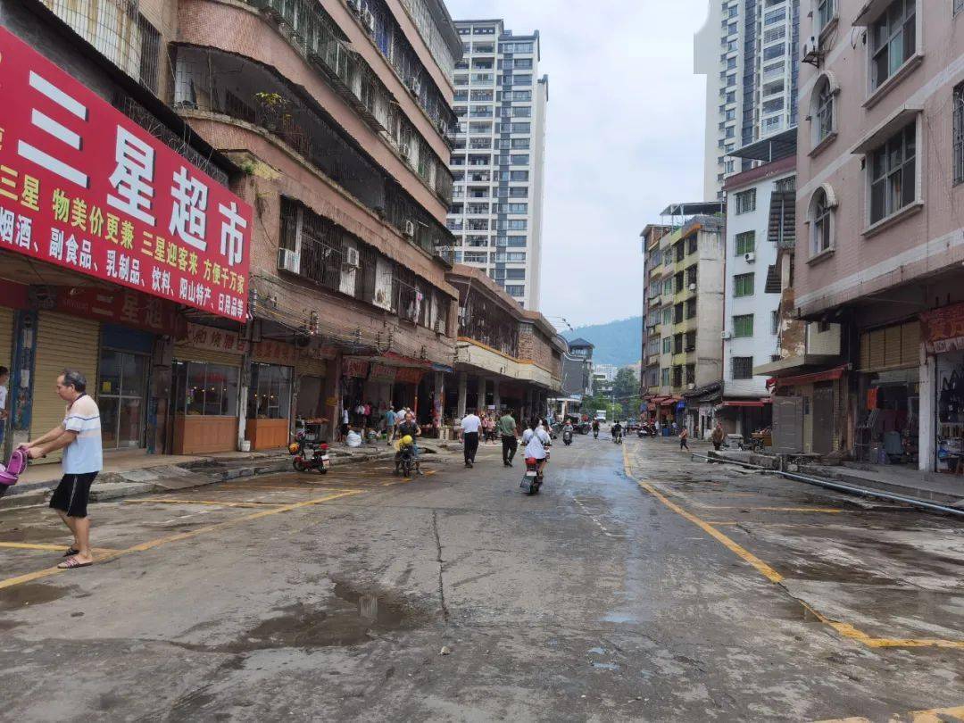 阳城镇治理城南市场增设临时摆卖点城市文明更有温度