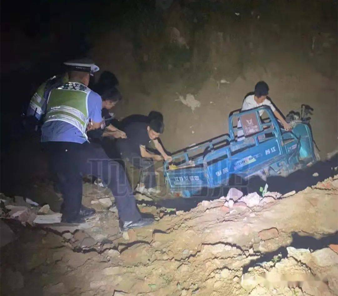 梦境解析，当梦见自己骑三轮车拐弯差点掉下深沟的寓意与启示