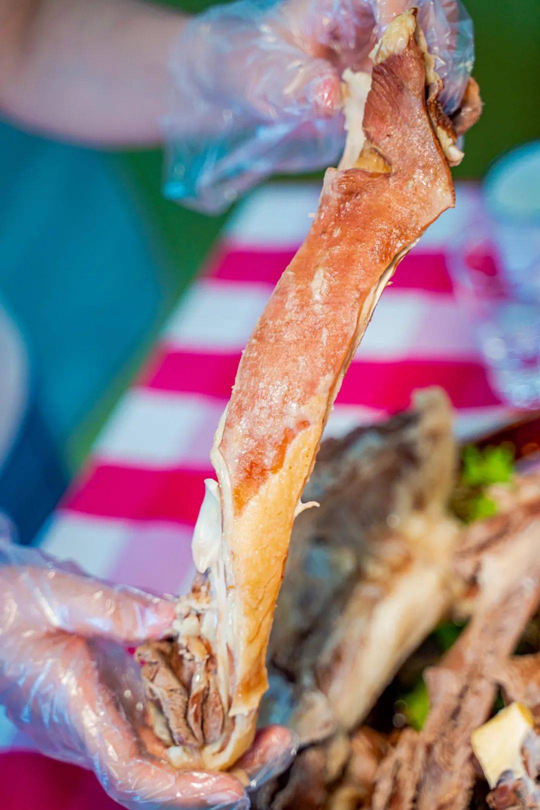 吃手扒肉当然要直接下手，用手拉扯，感受骨肉相连撕拉断开的快感。大块