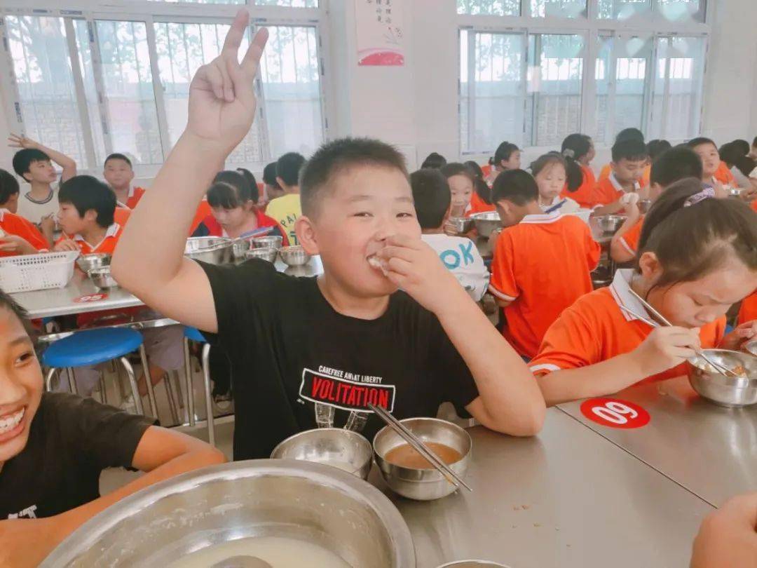 吃饭的人真多 5f3523a5deb7426d8f79d74a08f84839.jpeg