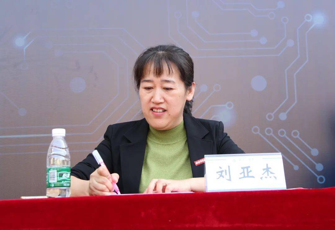 次活动的领导和嘉宾有西安外事学院董事长黄藤教授,学工部部长刘亚杰