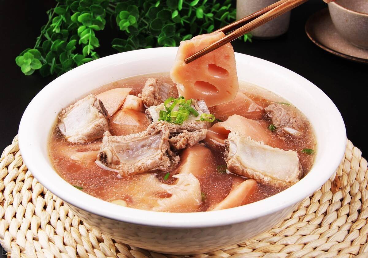 正值莲藕上市,咱们可以炖一锅清香鲜美的莲藕排骨汤,做的过程中掌握这