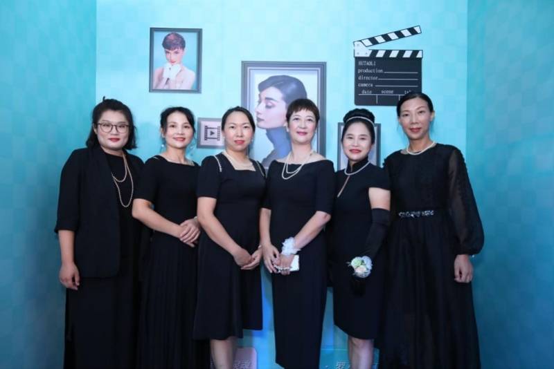 艺术|百名“赫本”齐聚鹏城 感谢师恩大型穿越派对在胡桃里举行