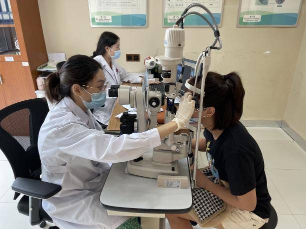 处理|笔盖戳眼竟致角膜损伤，这些紧急处理方案请牢记