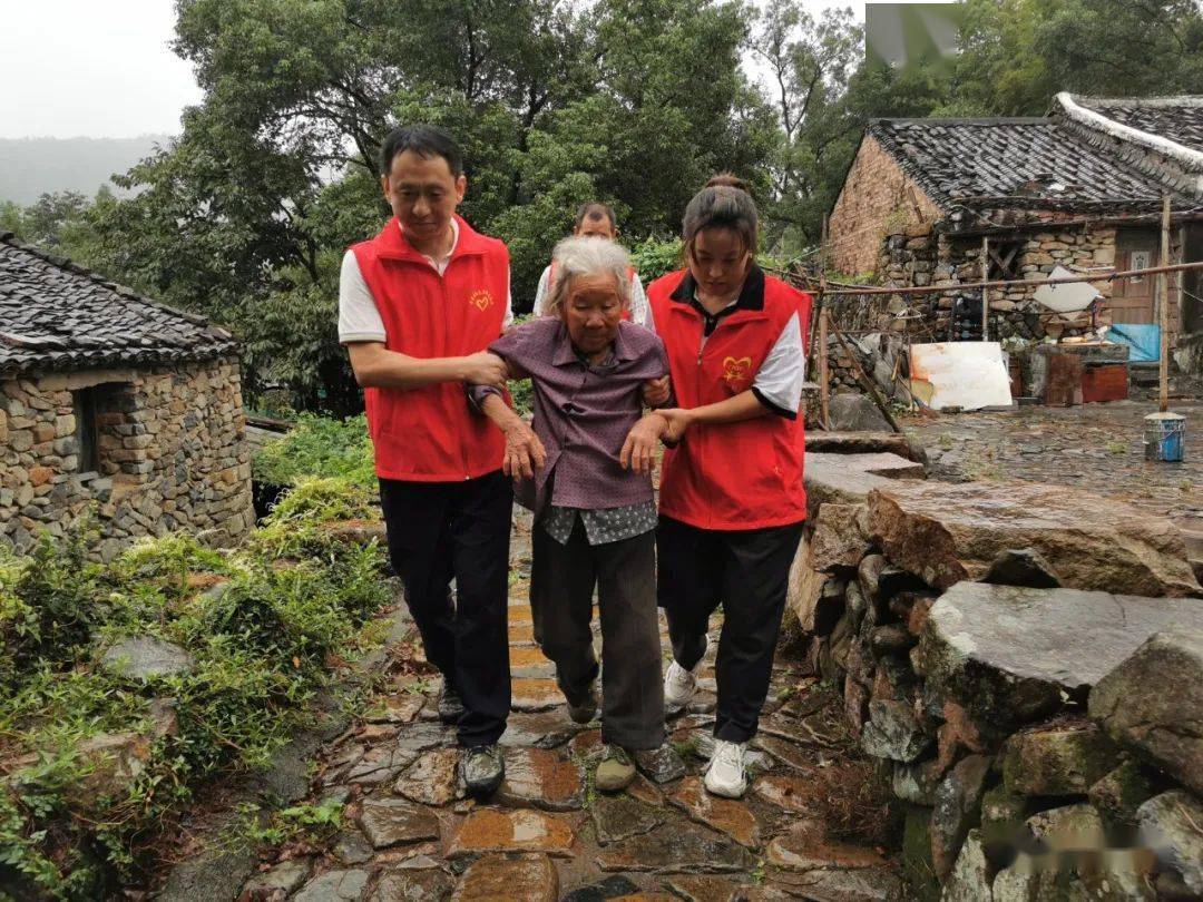 赤溪镇南行村与镇社会工作站志愿者抗台记