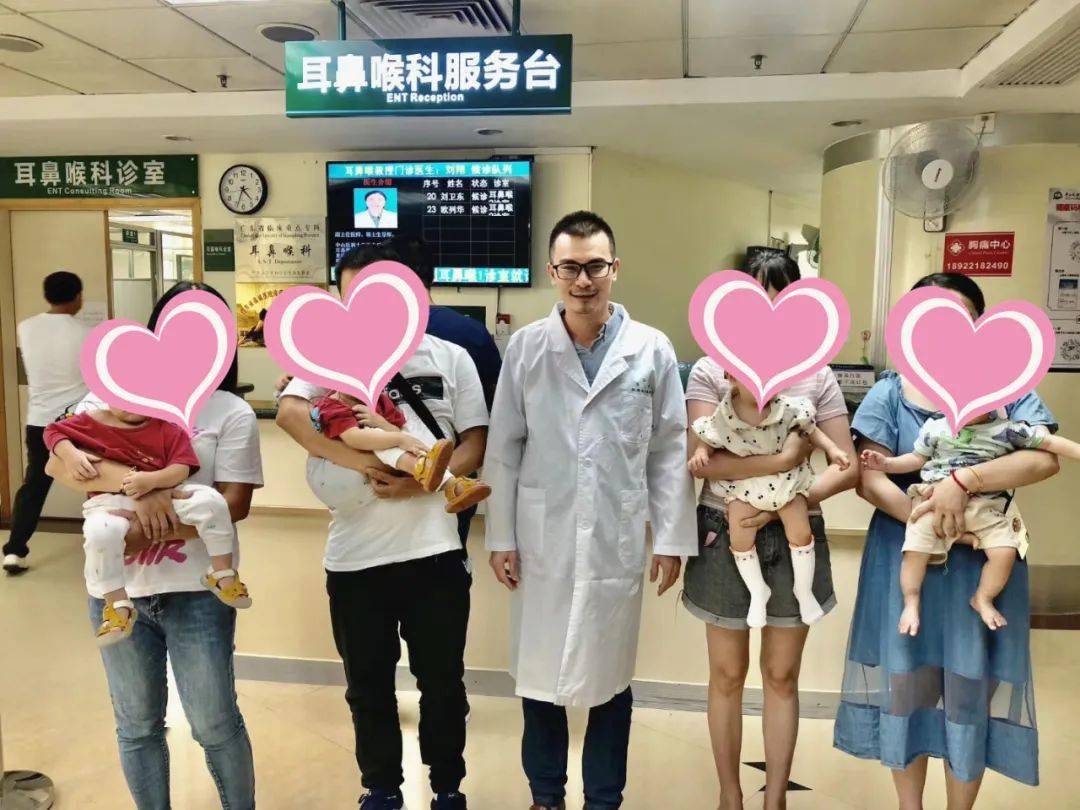 杨海弟教授与接受治疗后的患儿及家长合影