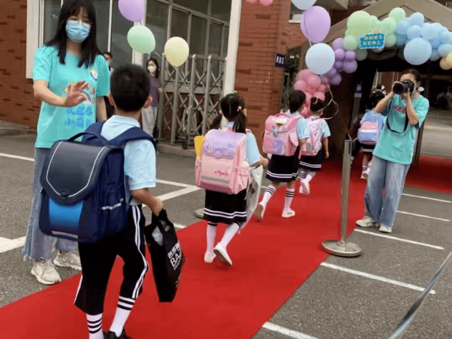 我是小学生啦|开学第一天,你们的笑容明媚了整个东外校园~_年级