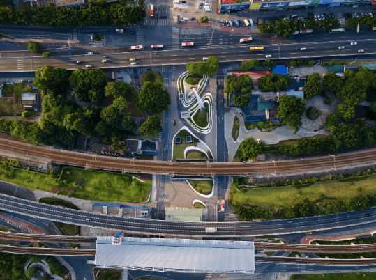 航拍下的大坦沙岛中轴线河涌景观示范段碧波绿道小桥流水美如画