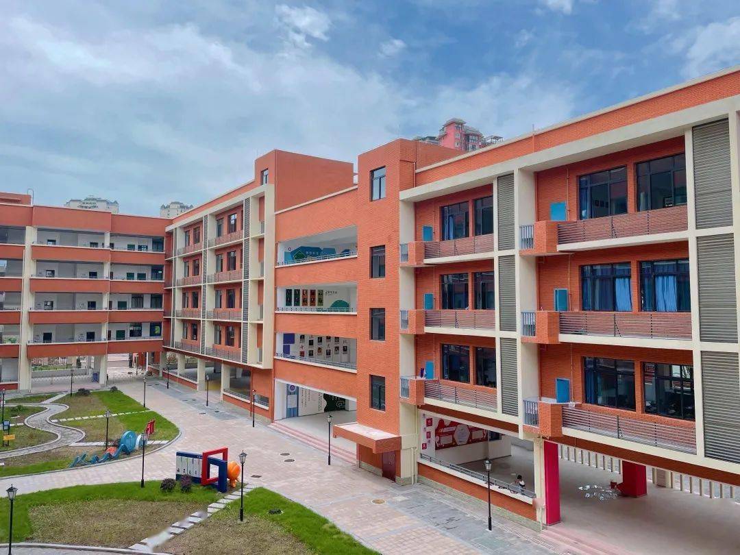 近日,开州区消防救援支队深入文峰小学开展"开学第一课"主题活动,倾力