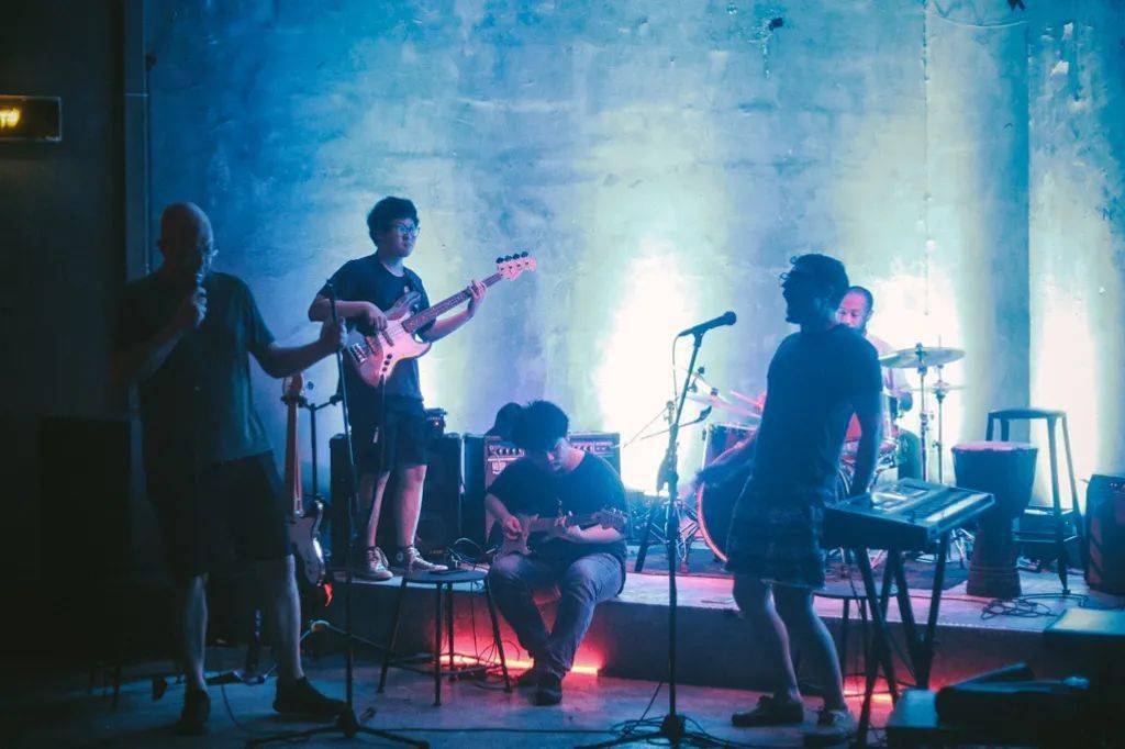 音乐现场英文 2cb0de6d57bd4273a3d8e9d769b2d6fe.jpeg