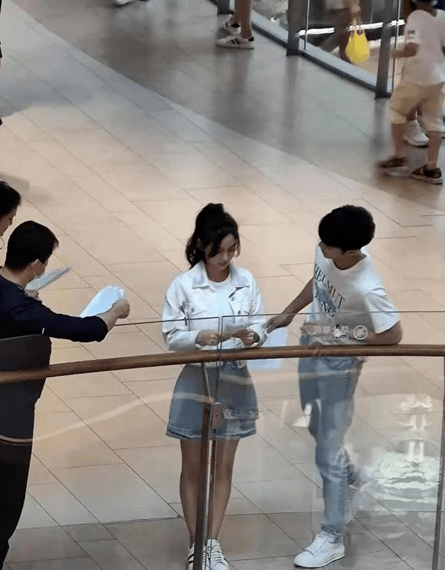 显得|杨颖现身好友婚礼,不精修还没素人漂亮,路人拍的五五身假胯宽!
