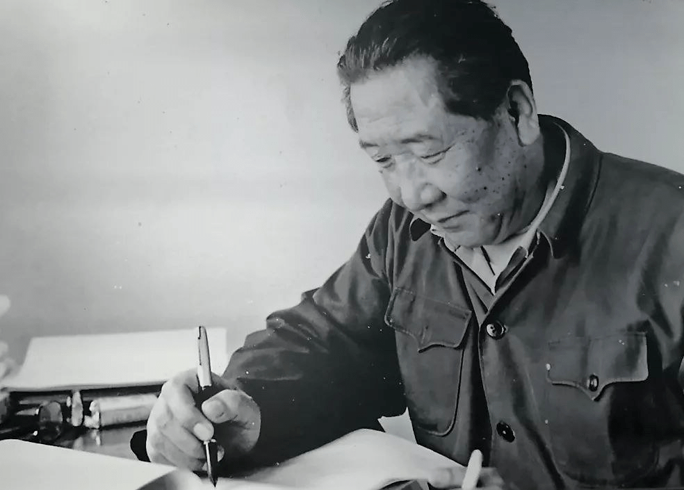 作家刘知侠电影《铁道游击队》是根据刘知侠的同名小说改编而来的