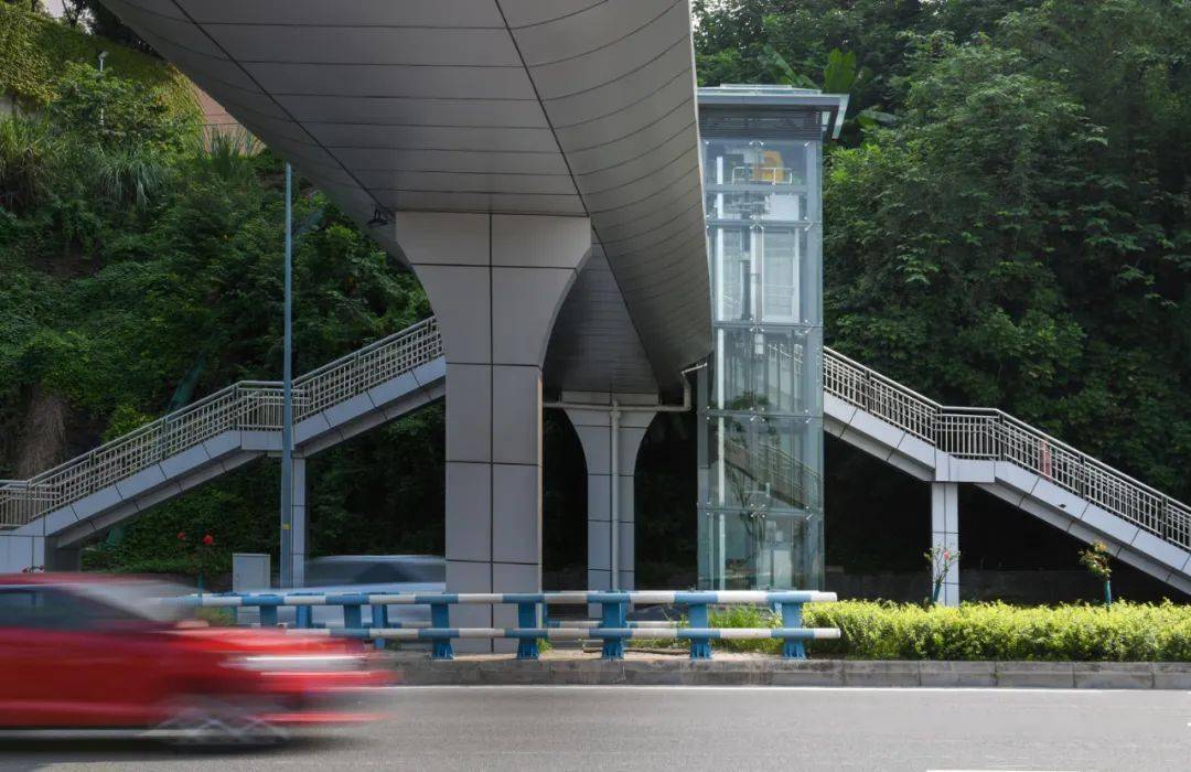 我为群众办实事乘电梯过天桥两江新区打造无障碍人行天桥