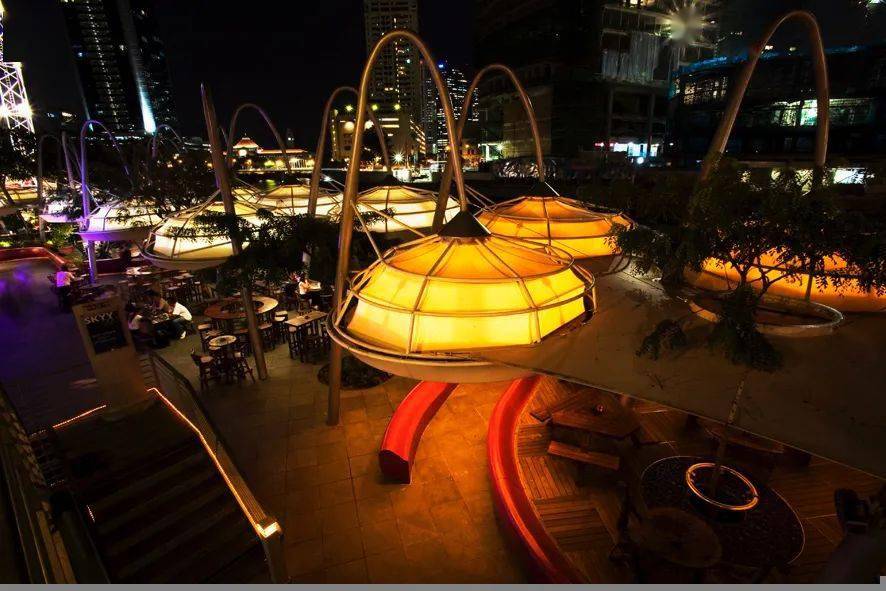 08spark思邦延河岸的用餐平台被戏剧化的被称为"莲花盘"(lily pad)