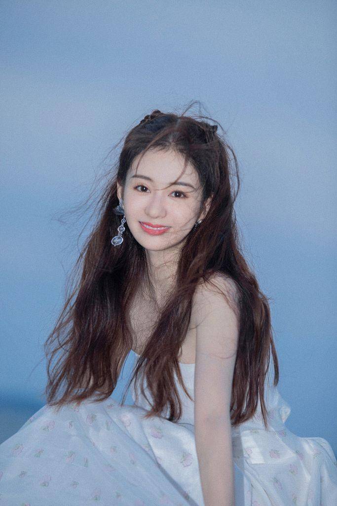 公主|郑合惠子白色玫瑰纱裙仙气十足 甜美精致吹海风似精灵