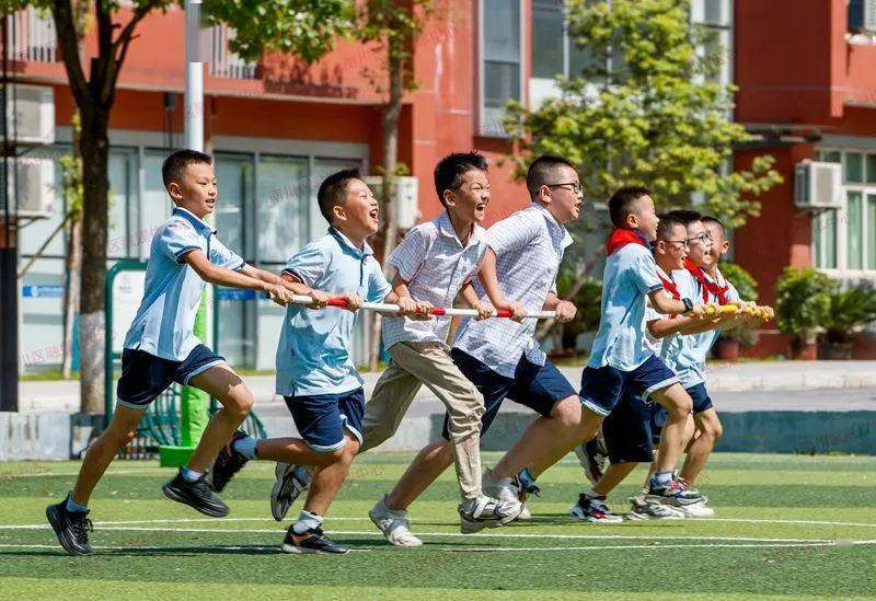 北师大南川附校学生在体育课上进行团队游戏.
