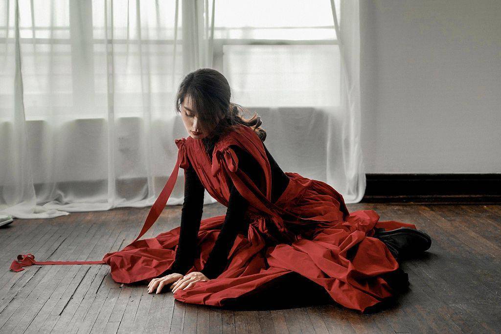 波浪|刘诗诗暖秋质感大片释出 穿正红丝边礼服温柔大气