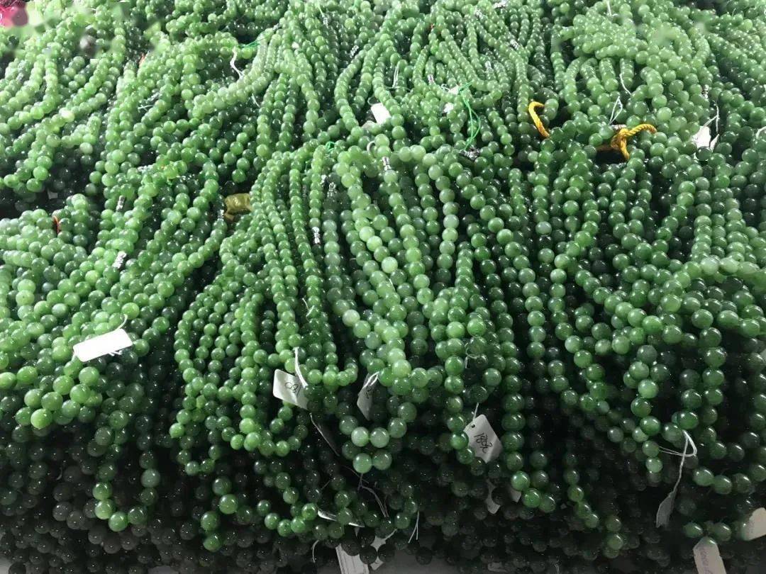 巴基斯坦碧玉里有着一种很类似苹果绿的颜色,但它的  黑点比较多,而且