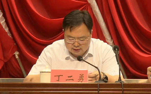 县委常委,县政府常务副县长丁二勇同志宣读《中共临颍县委,临颍县人民