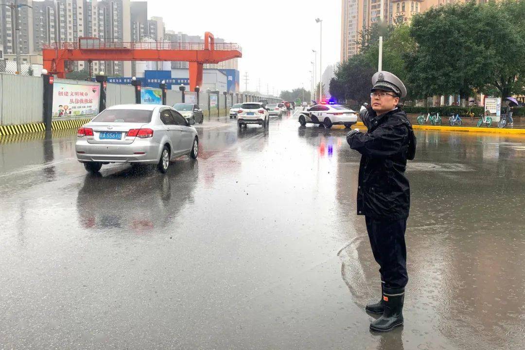 我为群众办实事咸阳交警雨中执勤护航市民出行