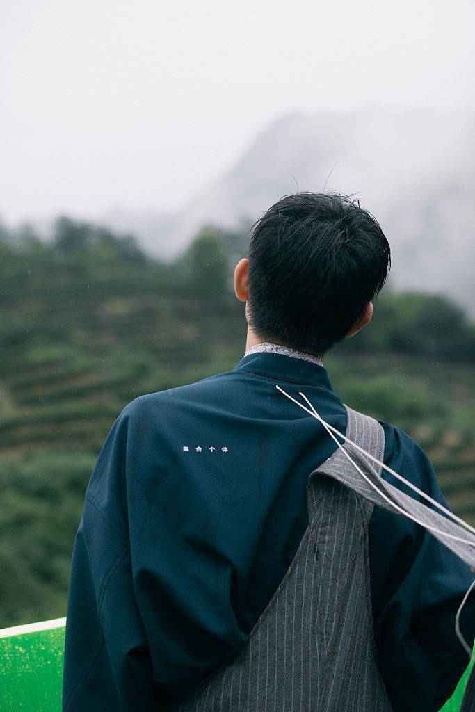 陈飞宇变身草帽少年气质文艺 细雨中负担前行意境满满