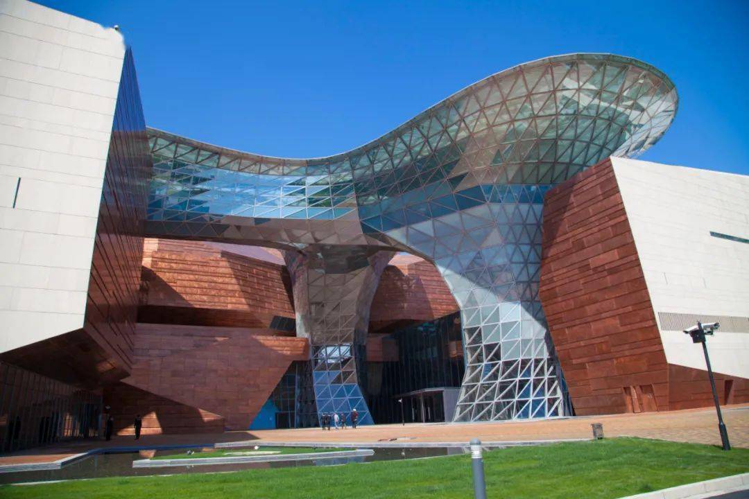 阳光午后,蒙特利尔世博会富勒球,斑驳光影洒向大地.