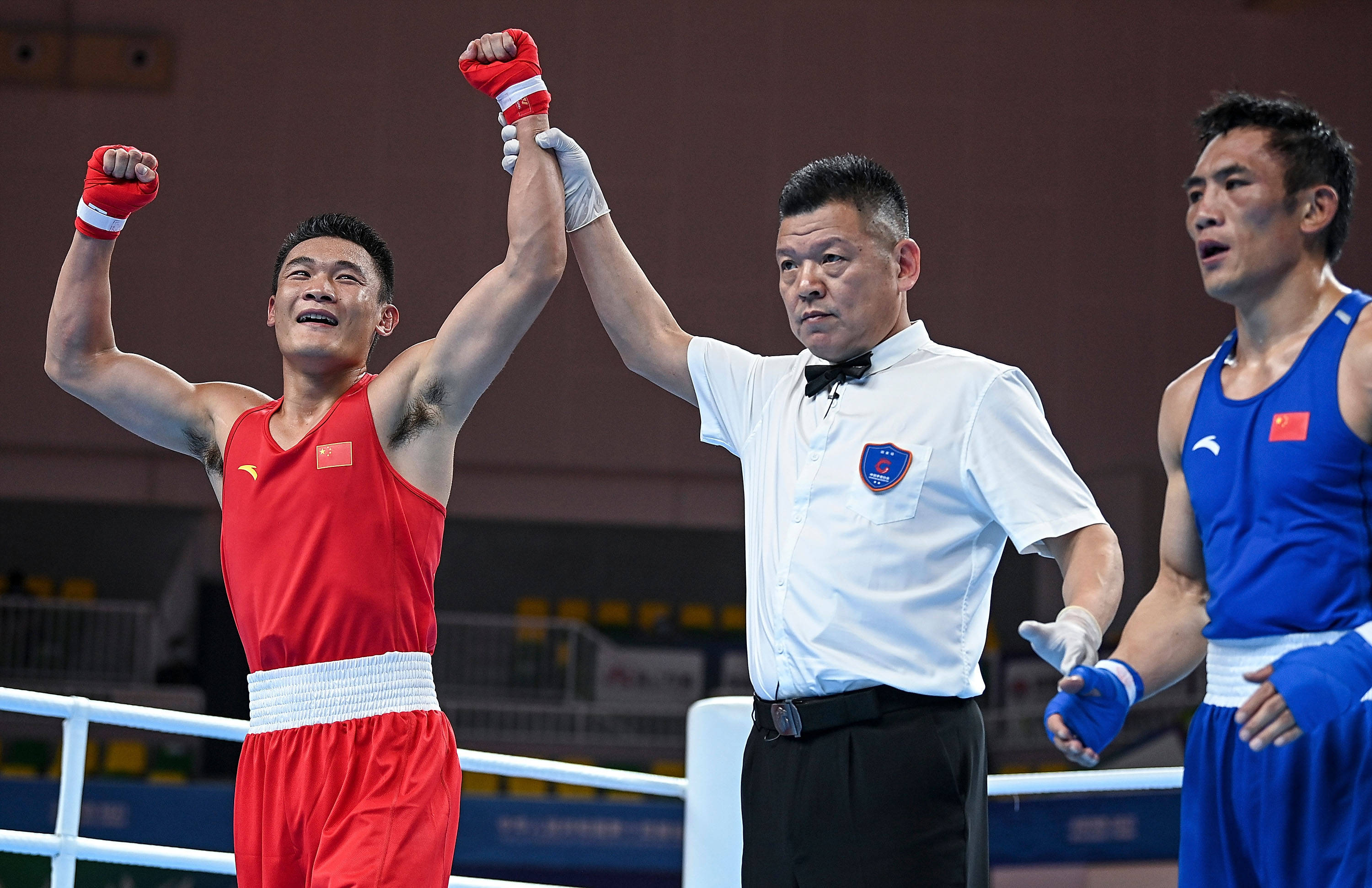 在陕西榆林举行的第十四届全运会拳击项目男子69公斤级决赛中,四川队