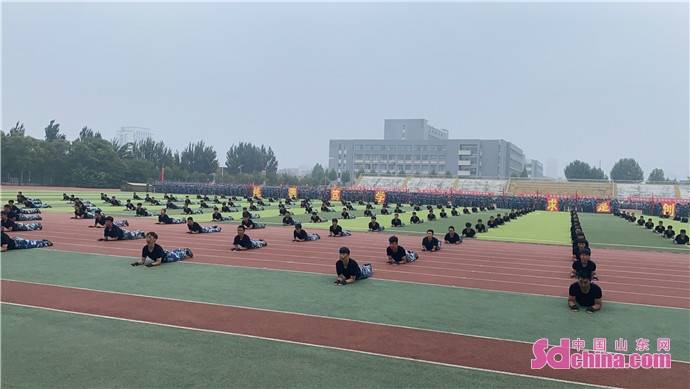 菏泽学院举行2021级新生军训总结表彰大会