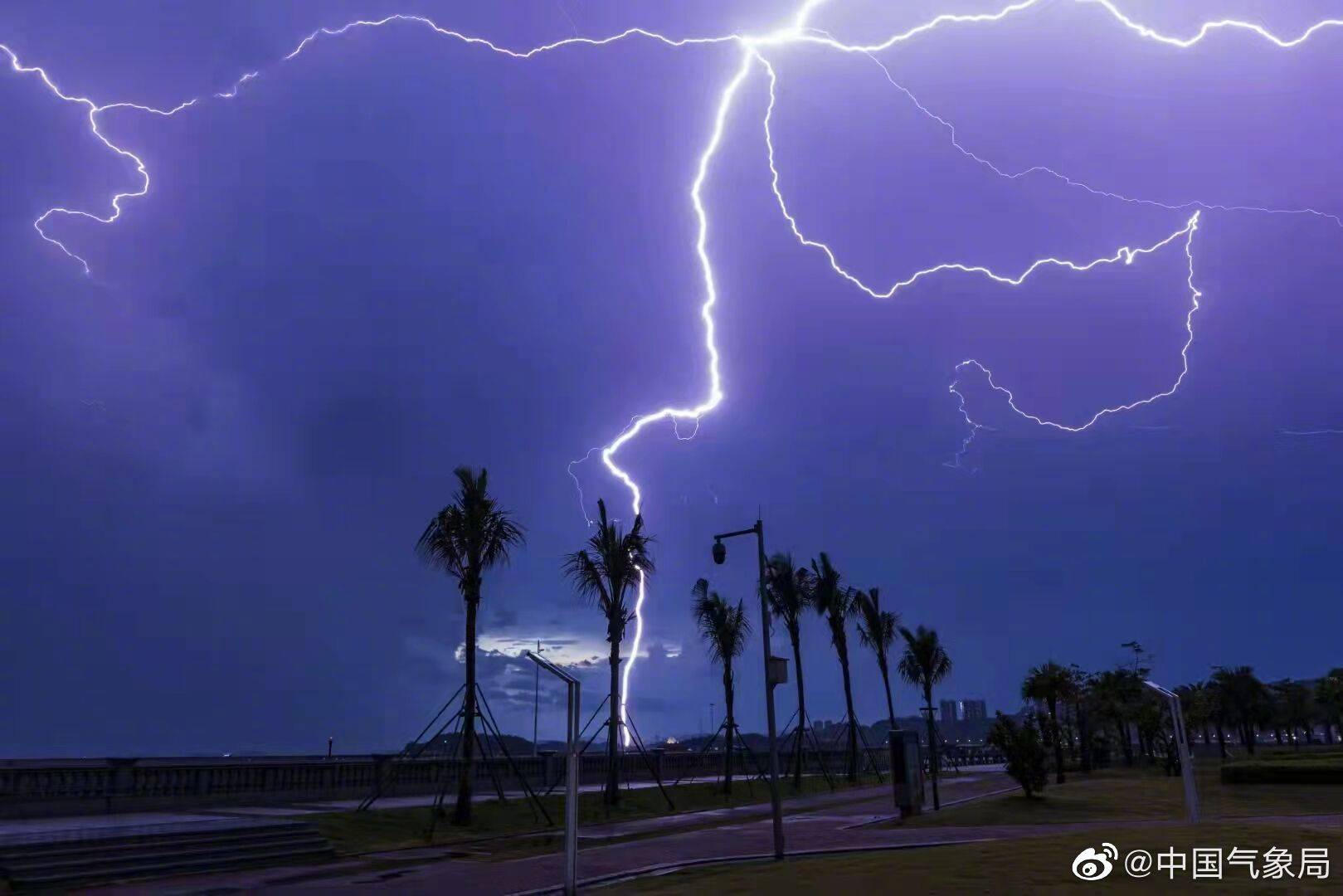 广东昨日雷雨活跃 闪电犹如天空中的舞者