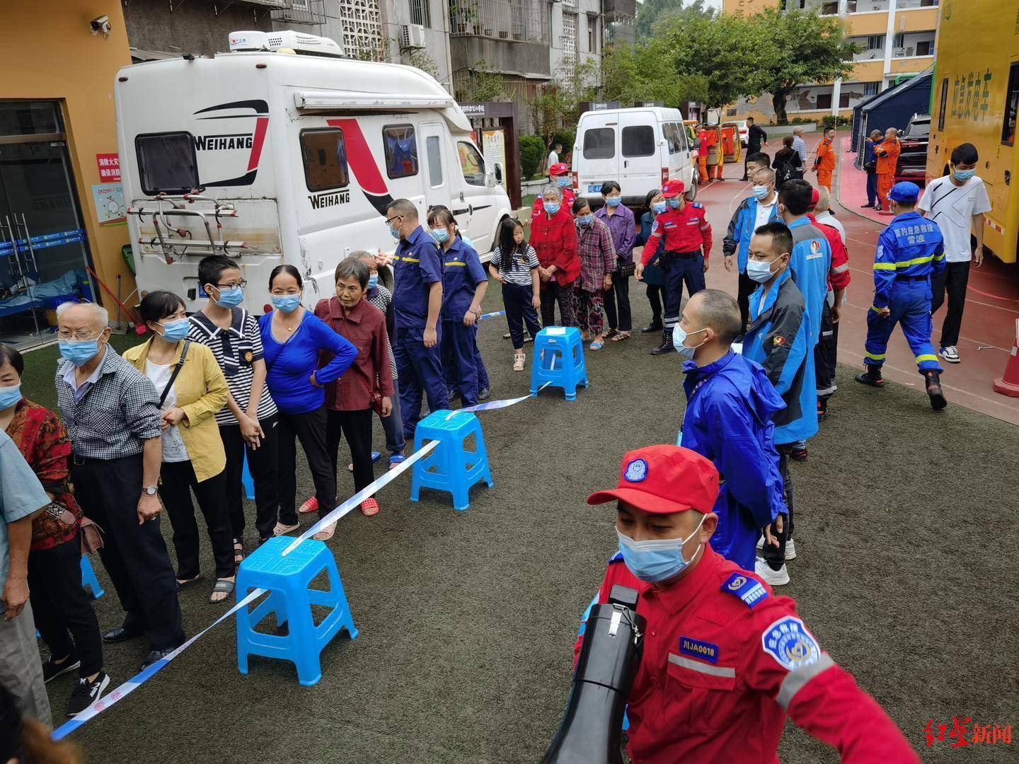 社会|震后安置点的第一顿早餐：秩序井然，群众吃上热气腾腾的面条和粥
