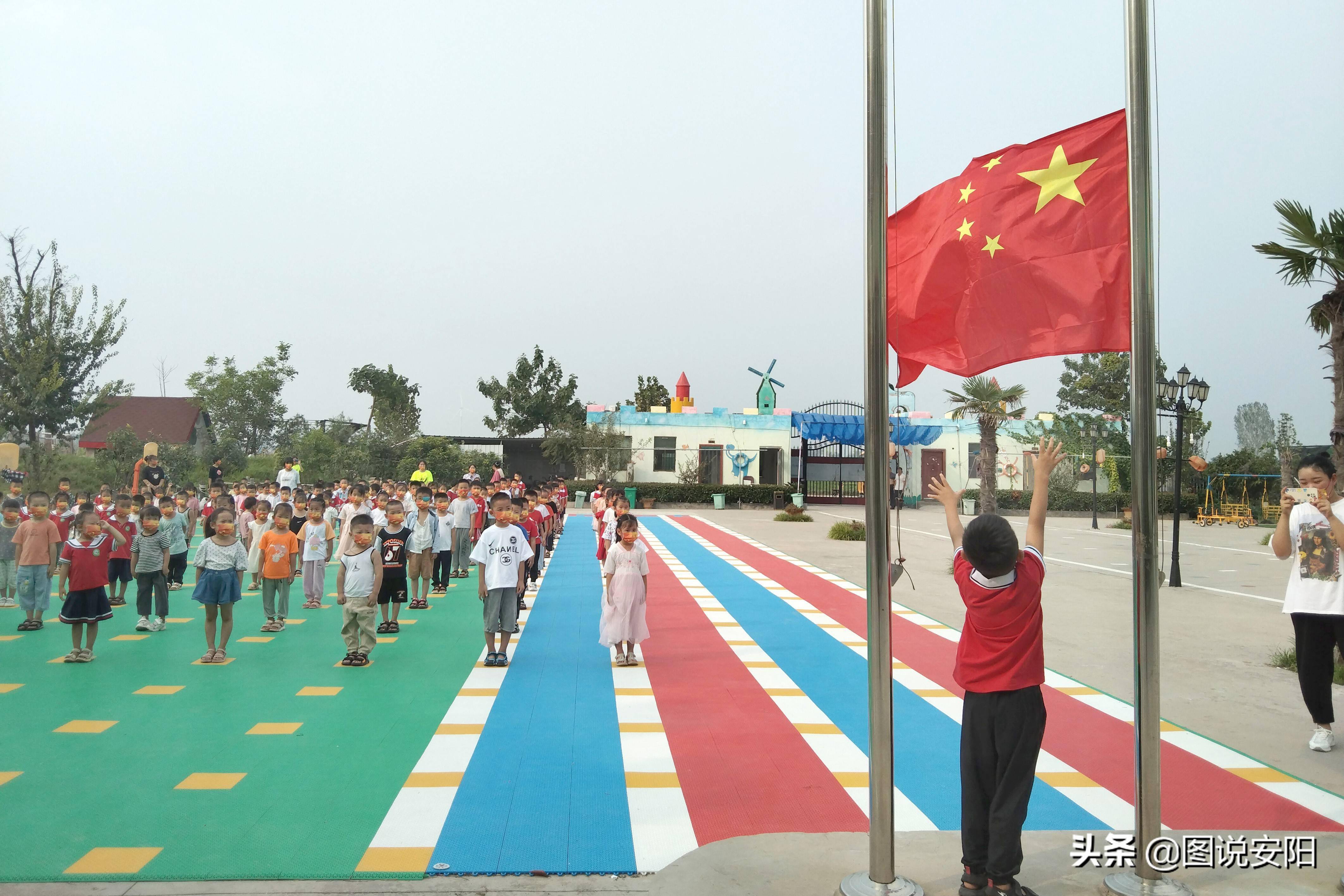 河南滑县:幼儿园开学第一天,小朋友庄重升国旗