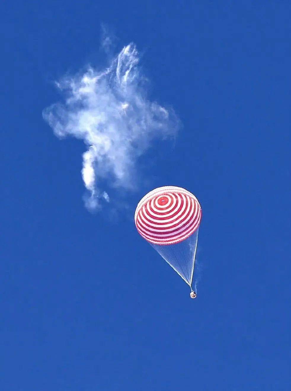 网友|“太空出差三人组”回家！TikTok网友围观全过程：“Cool！”