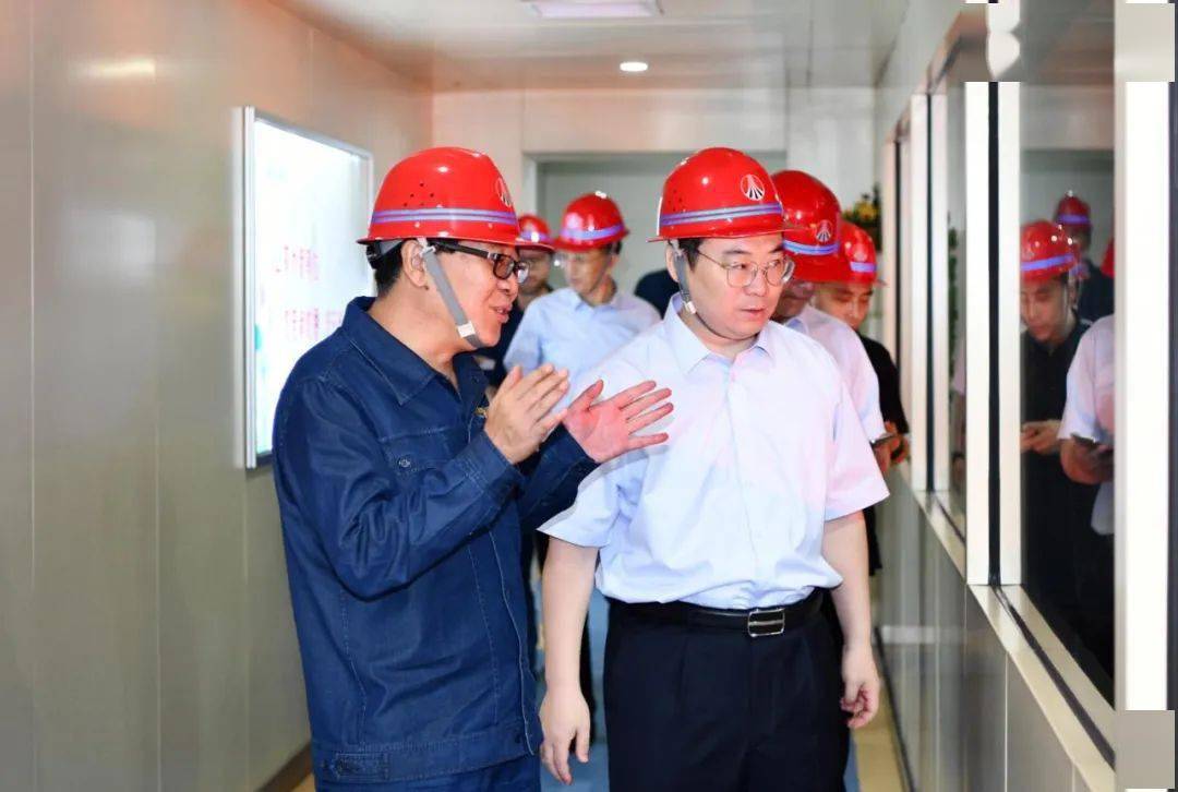 座谈交流前,薛国飞一行还参观了龙钢展览馆,超低排