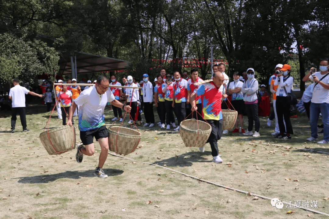 搓玉米挑擔子插秧今天六支隊伍在江夏比賽幹農活