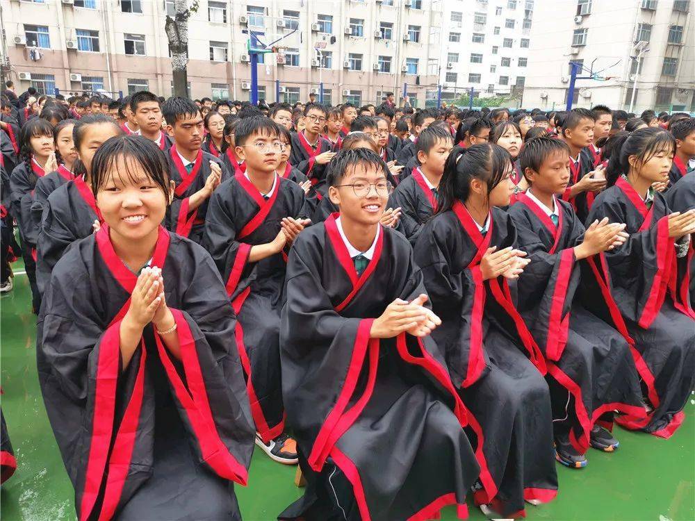 尊师重道 莘县二中新生进行传统拜师礼致敬教师