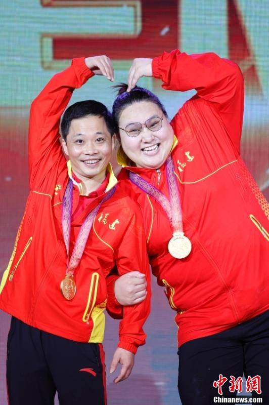 举重女子87公斤以上级决赛李雯雯 爱心 连连发 挺举 举重女子87公斤以上级决赛李雯雯 爱心 连连发 挺举