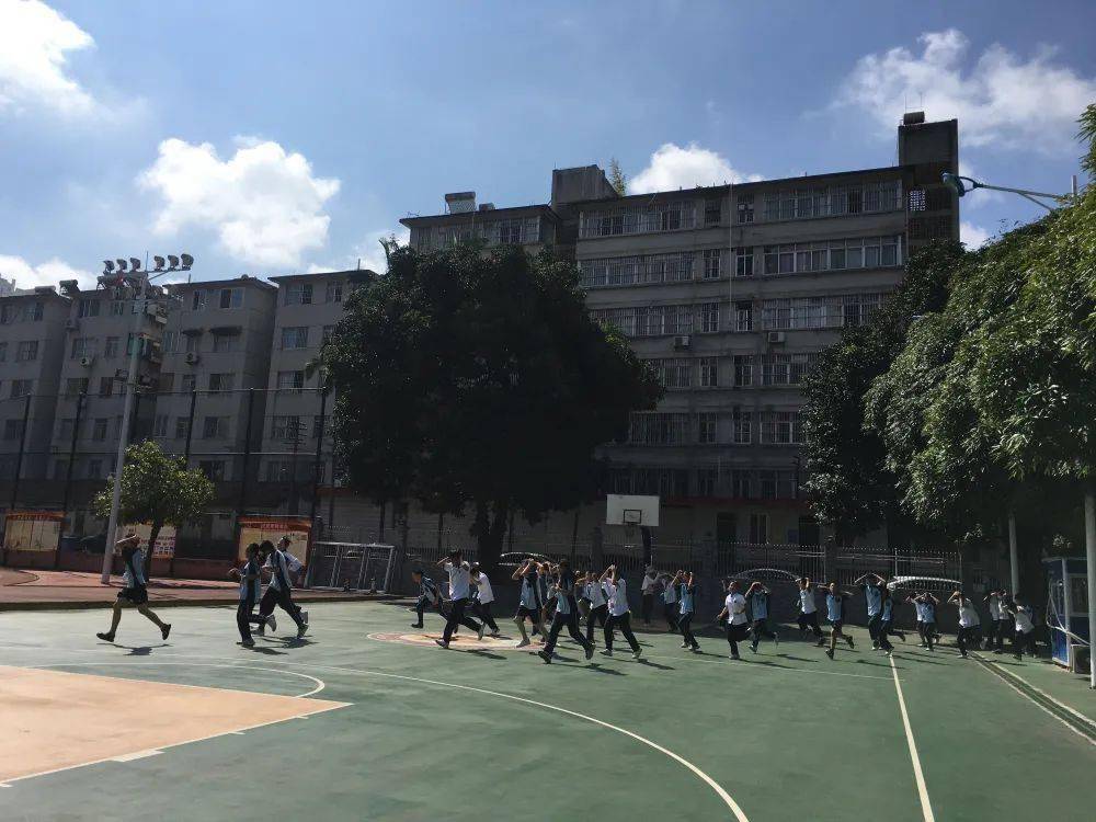 厚植爱国情怀砥砺强国之志南宁市第一中学云亭校区开展九61一八防空