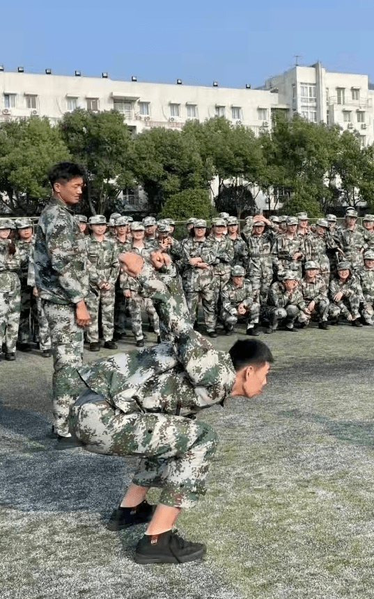 温州商学院军训服装图片