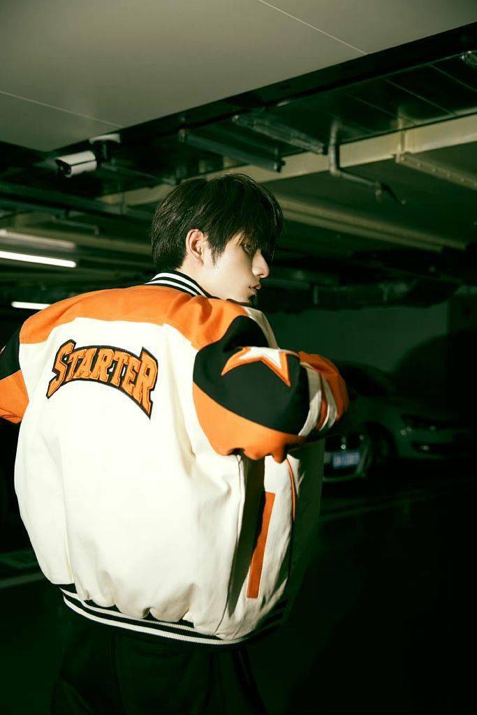 张颜齐橘白相间棒球夹克复古帅气 扮热血街头少年man爆