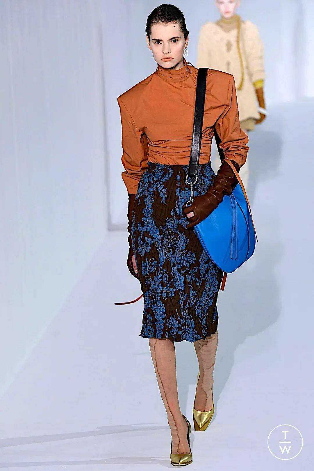 橘 蓝,居然是这么好看的配色!!入秋穿搭绝绝子~_蓝色