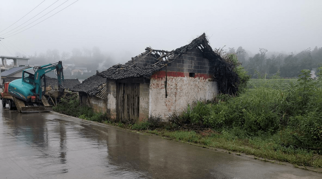 为加快推进"空心房"整治工作,优化人居环境,花垣县长乐乡成立整治专班