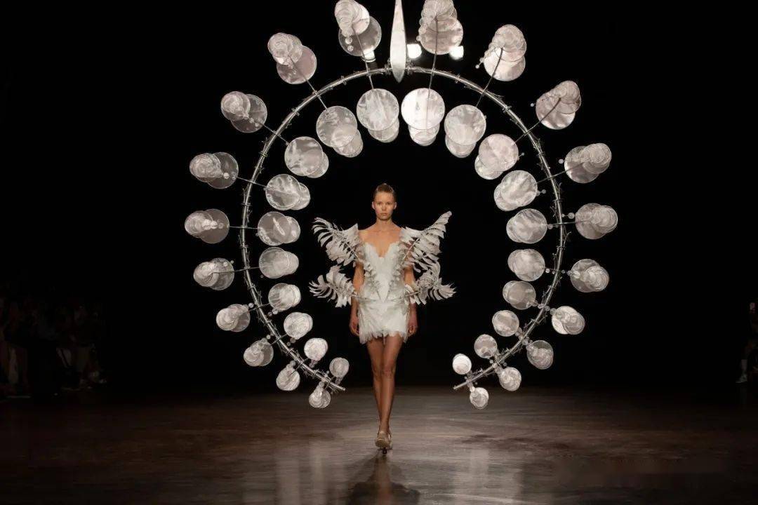 van|“外星生物”、行走的3D打印，未来服装长什么样？
