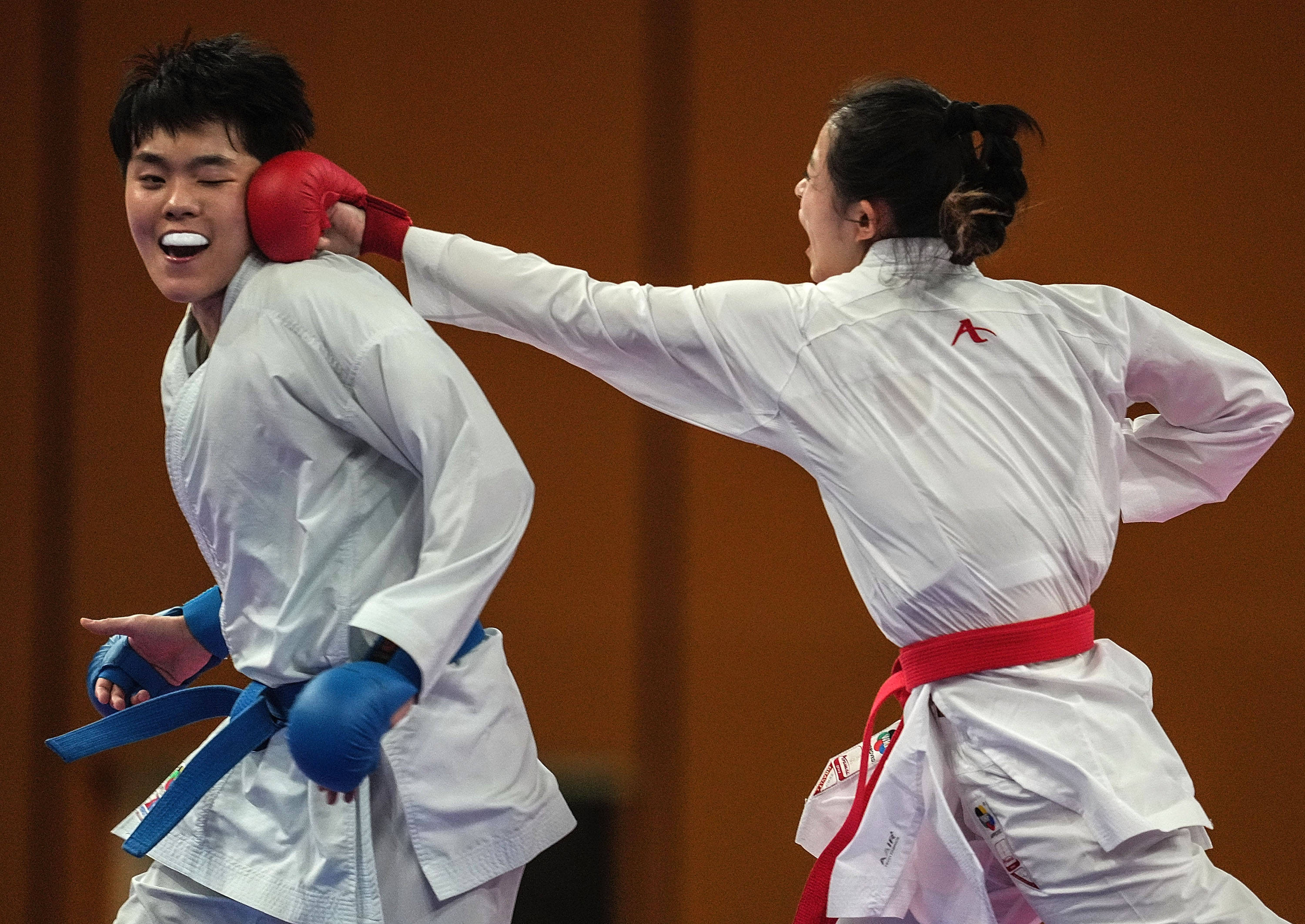 空手道女子61公斤以上级决赛龚莉夺冠